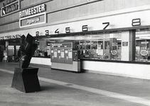 170241 Afbeelding van de plaatskaartenautomaat in de hal van het N.S.-station Rotterdam C.S. te Rotterdam.